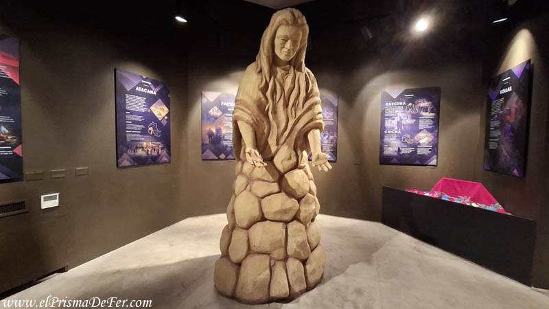 Escultura de un nativo dentro del Museo del Cabildo