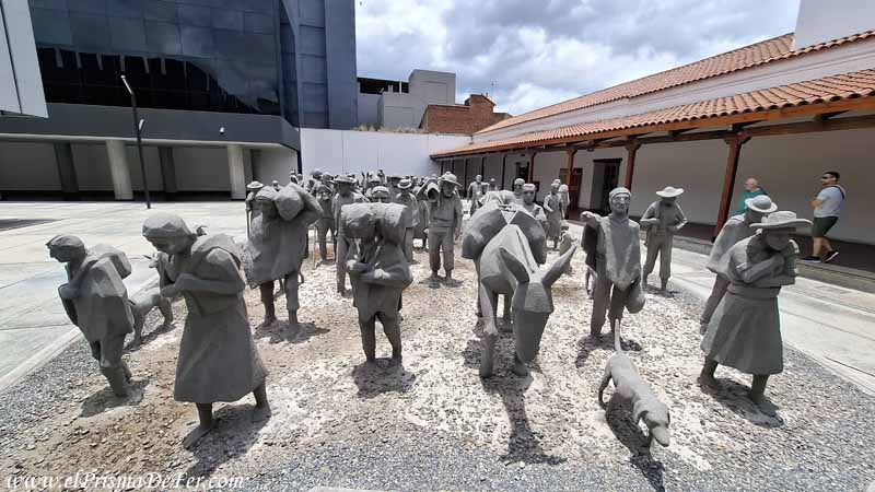 Esculturas conmemorativas al éxodo jujeño dentro del Cabildo de San Salvador de Jujuy