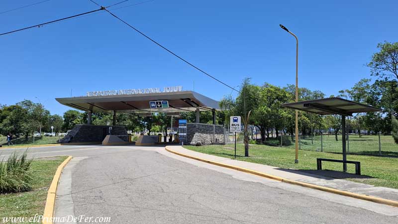 Parada del Bus que va o viene de San Salvador, afuera del aeropuerto