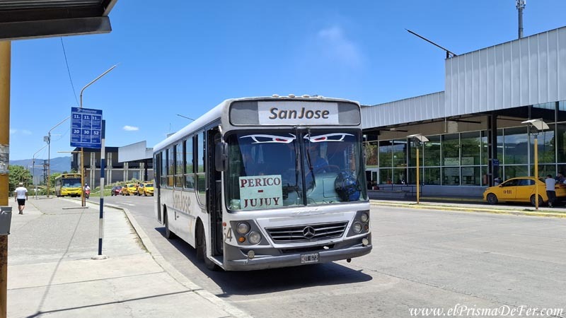 Parada del Bus que va hacia el aeropuerto de San Salvador de Jujuy
