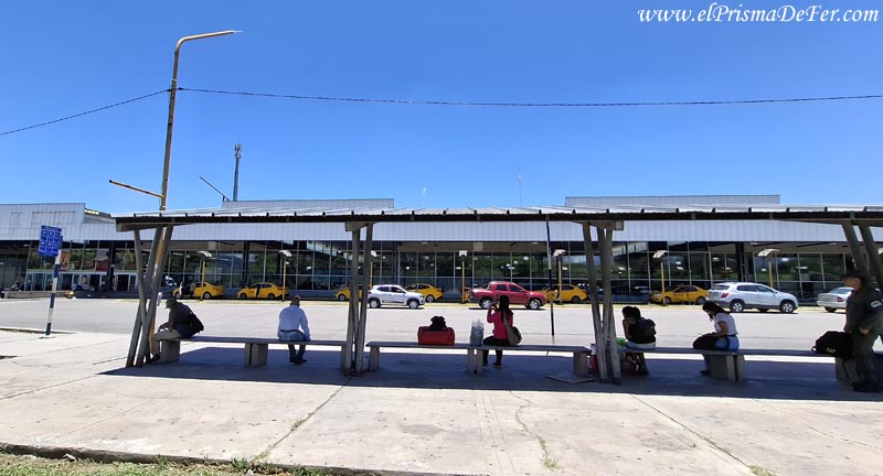 Parada de bus en la nueva Terminal de Omnibus