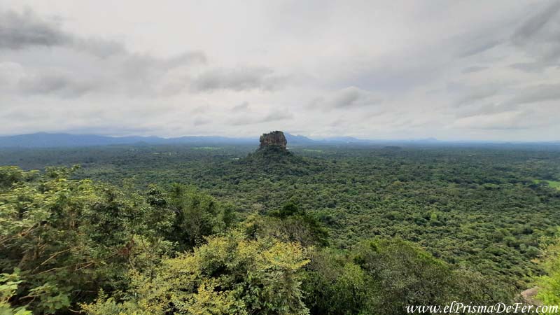 Vista a la Roca del León de Sigiriya desde Pidurangala - Sri Lanka