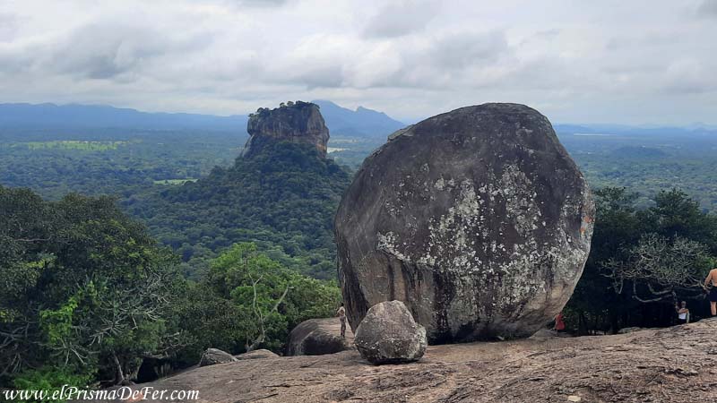 Piedra en la cima del mirador Pidurangala