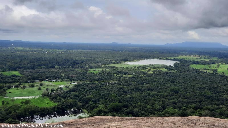 Vista panorámica desde la cima del mirador Pirudangala en Sigiriya