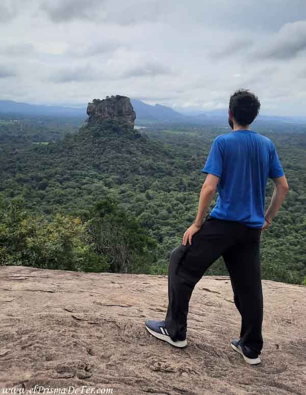 Admirando esa belleza Roca de León en Sri Lanka