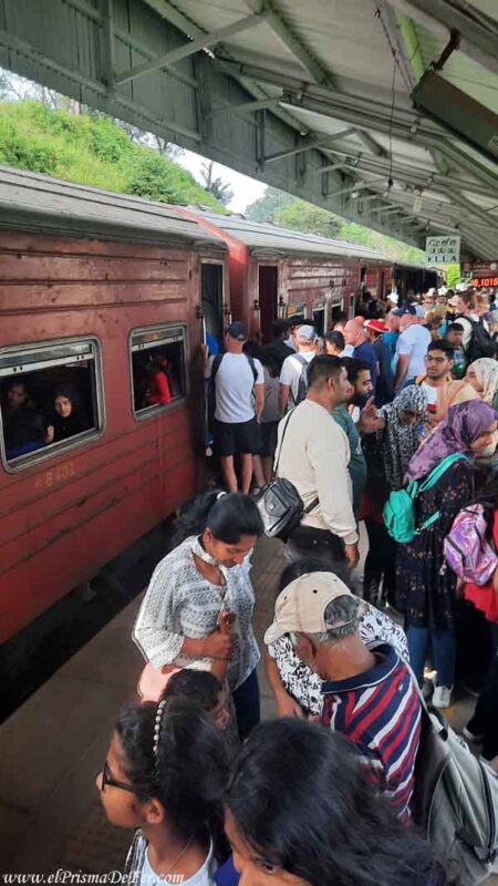 Estación de tren de Kandy colapsada de gente