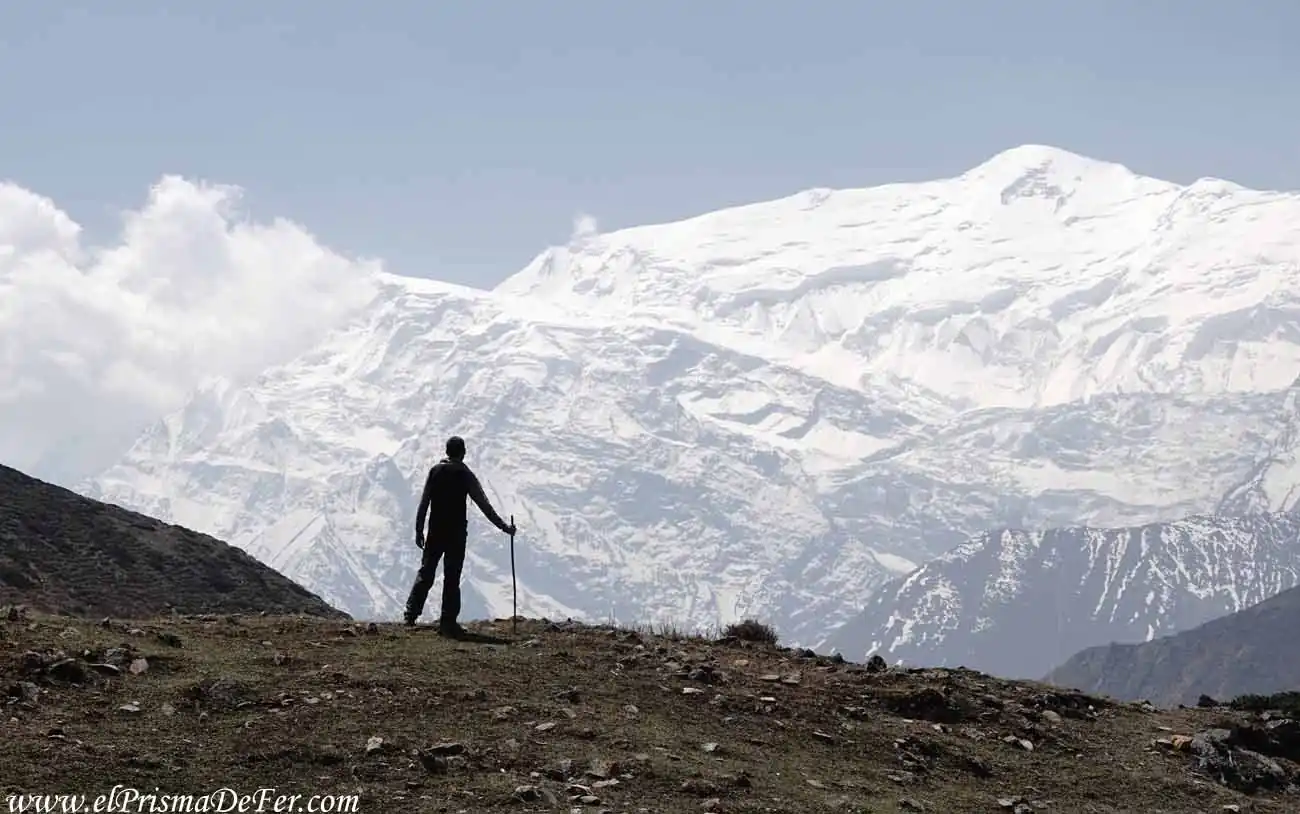 Haciendo trekking con vista al Annapurna 3 - Nepal