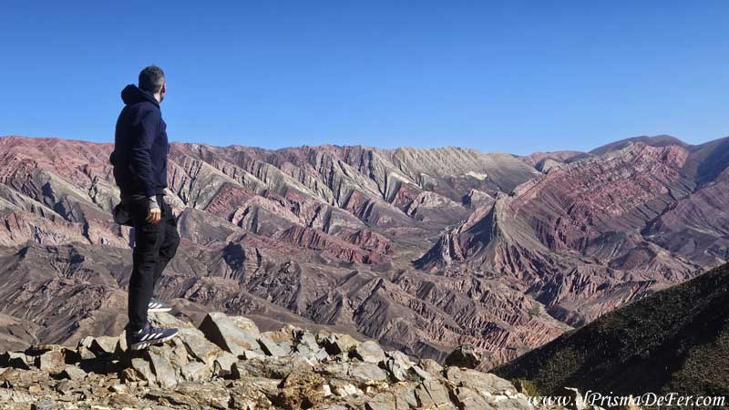 Admirando el Hornocal o Cerro de los 14 colores - Humahuaca
