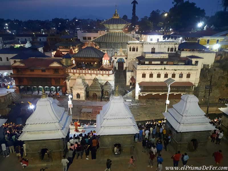 Una ceremonia para despedir a los difuntos en el río - Katmandú