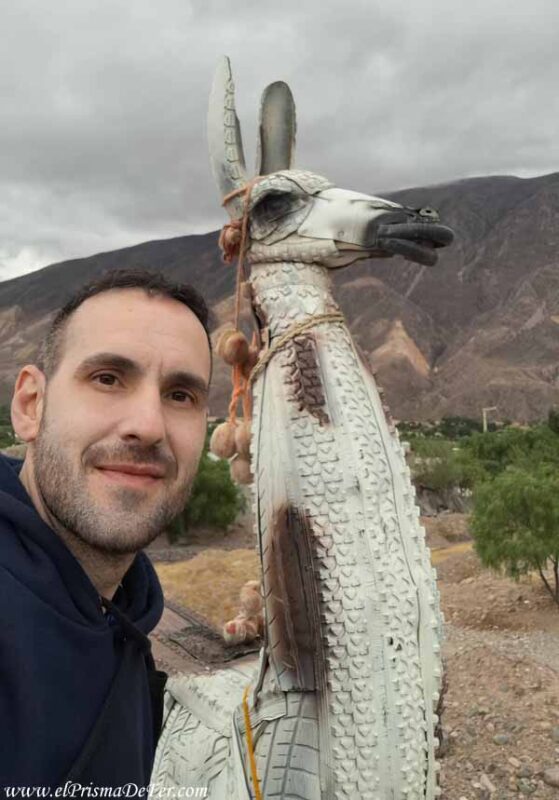 Posando con una llama artificial en Maimará