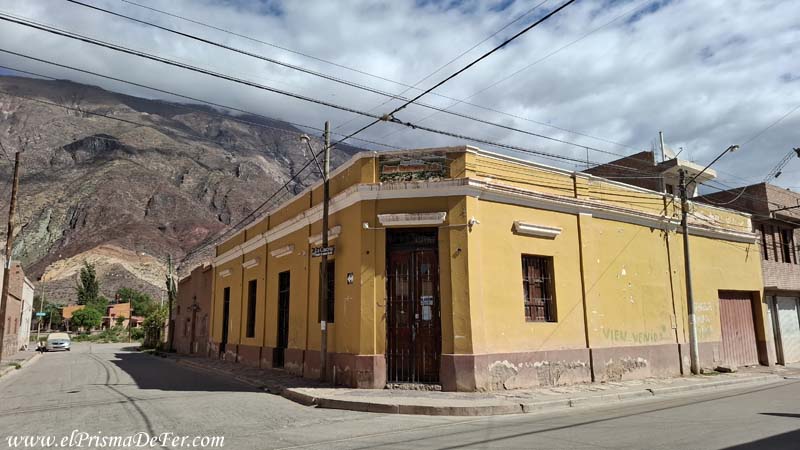Calles con casas coloniales y de adobe en Maimará