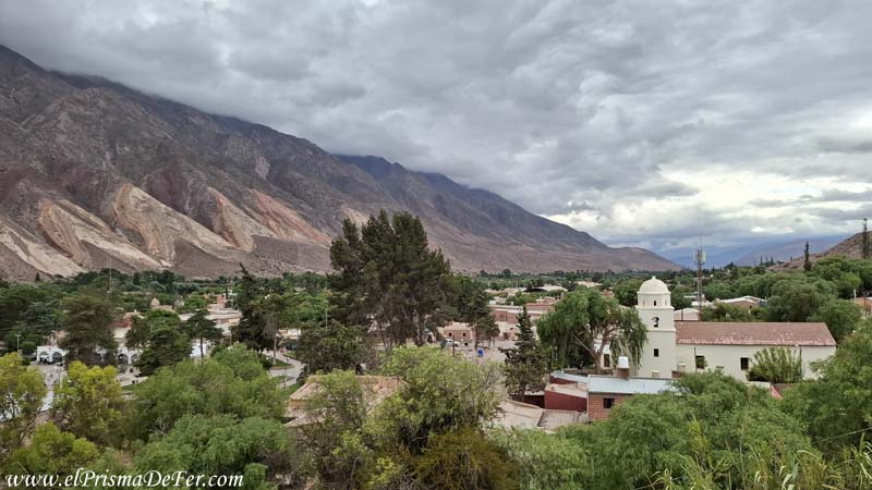 Vista de Maimará, con la iglesia y la Paleta del Pintor