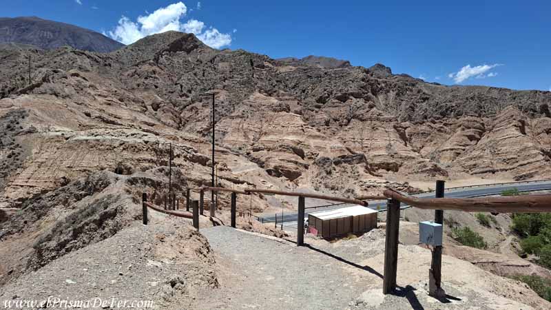 Acceso al mirador el Monolito de Maimará desde la ruta