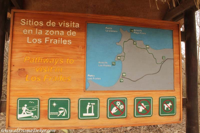 Señalización que indica los sitios para visitar dentro del Parque Nacional Machalilla