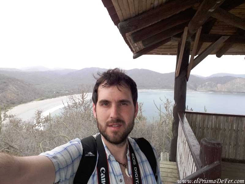 Parado en uno de los miradores del Parque Nacional Machalilla
