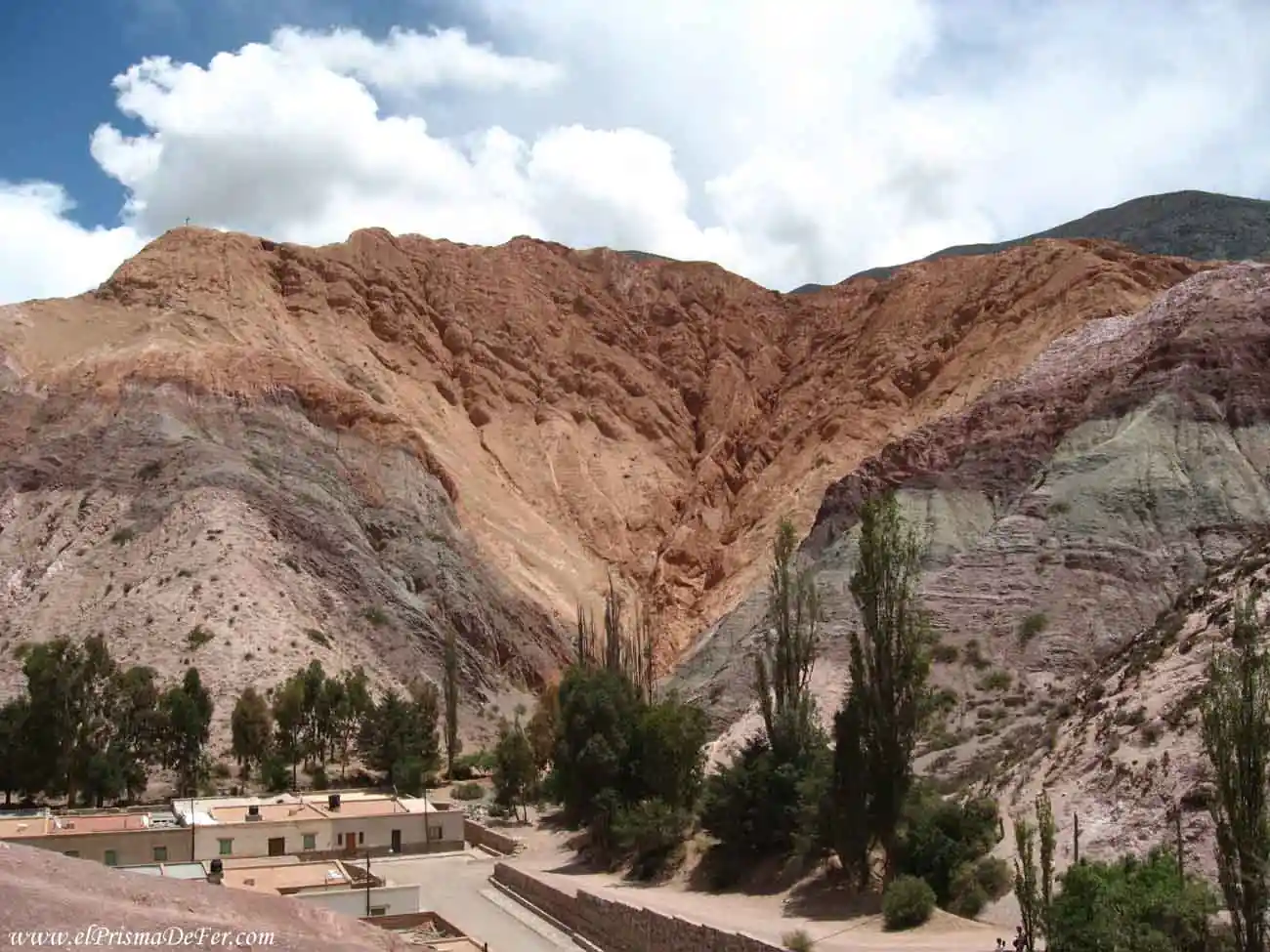 Vista al Cerro de los 7 colores en Purmamarca- Argentina