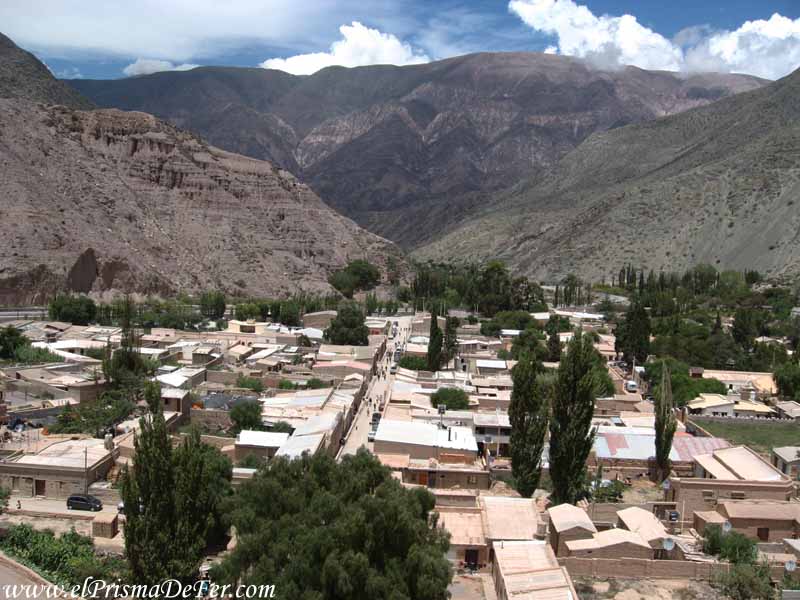 Vista al pueblo de Purmamarca desde el mirador