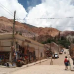 Calle de Purmamarca con el cerro de 7 colores de fondo