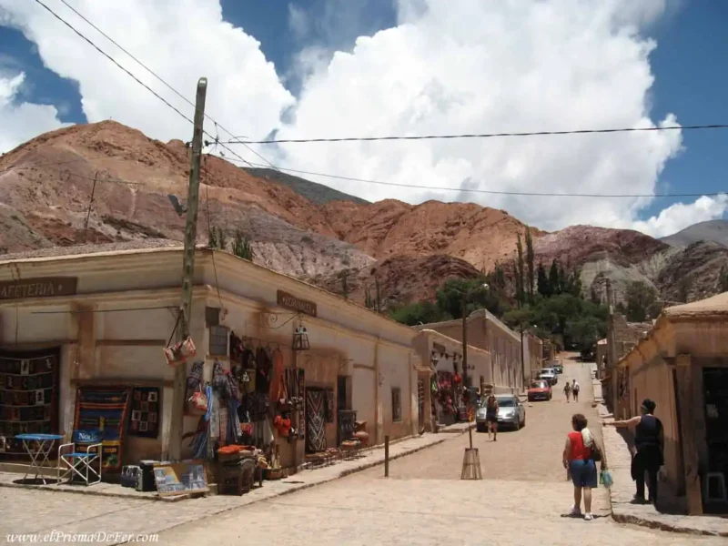Calle de Purmamarca con el cerro de 7 colores de fondo