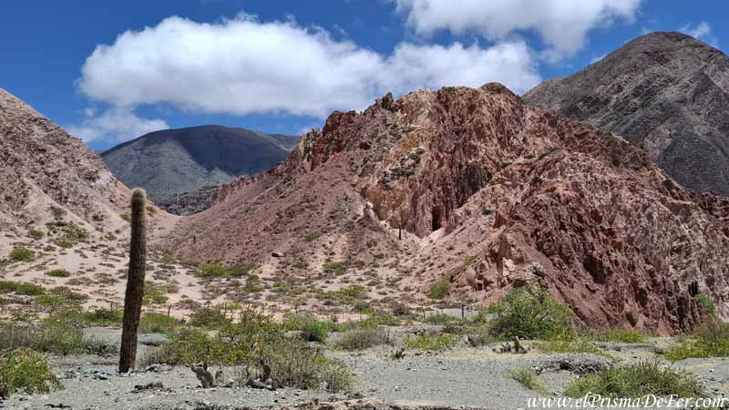 Cerros coloridos durante el Paseo de los Colorados - Purmamarca