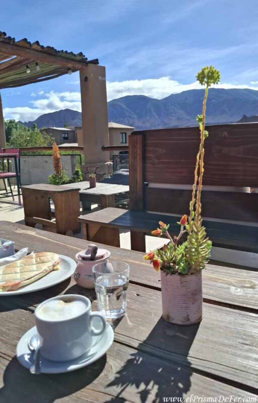 Merienda en una terraza de Tilcara