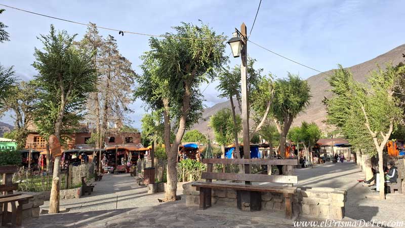 Plaza principal de Tilcara con una feria
