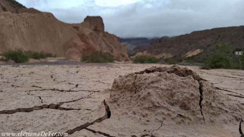 Arroyo seco durante la caminata a los Castillos de Huichaira en la Quebrada de Humahuaca