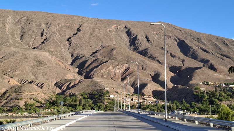 Nuevo puente de Tilcara con vista a los cerros de alrededor