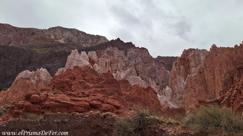 Paisaje con cerros de colores durante el trekking en Uquía