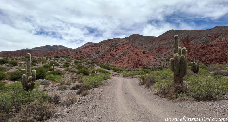Paisajes áridos en Uquía, camino al comienzo del trekking a la Quebrada de las Señoritas