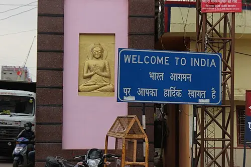 Cartel de bievenida a India