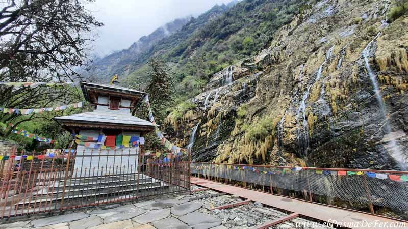 Cascada presente bajando del ABC - Nepal