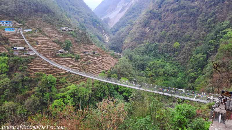 Cruzando el puente desde Jhinu Danda se llega a la parada de jeeps