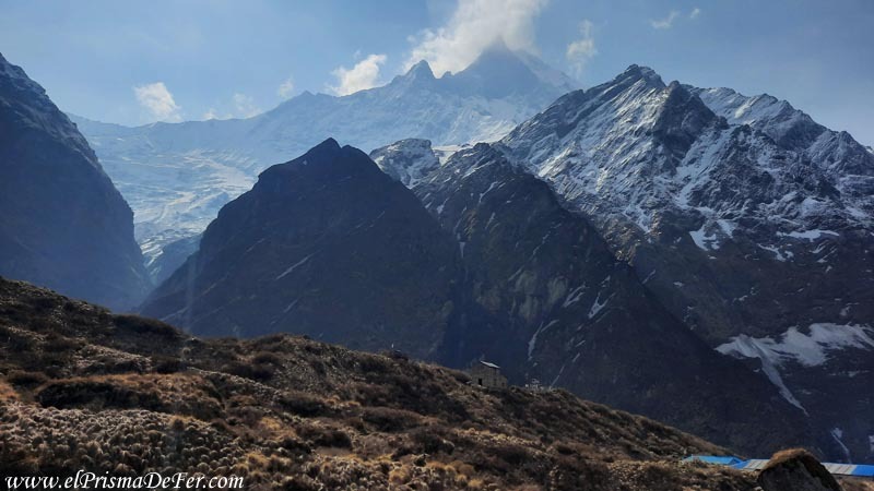 Un refugio y detrás el Machapuchare - ABC
