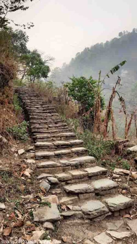 Escaleras interminables desde Tatopani hacia Ghorepani