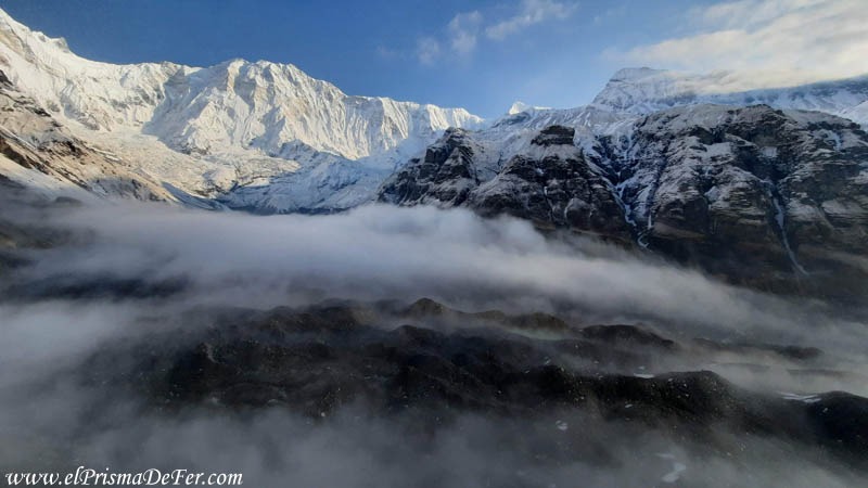 Annapurna y la lengua de piedras a sus pies - Campamento Base
