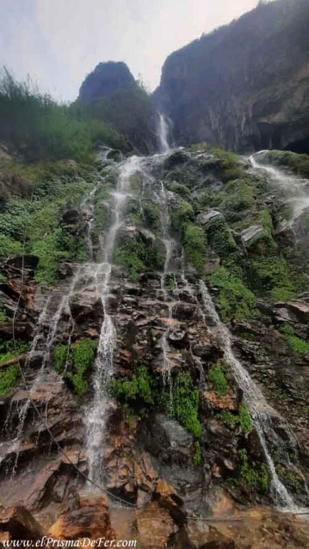 Cascada que se ve camino a Dharapani desde Besishahar