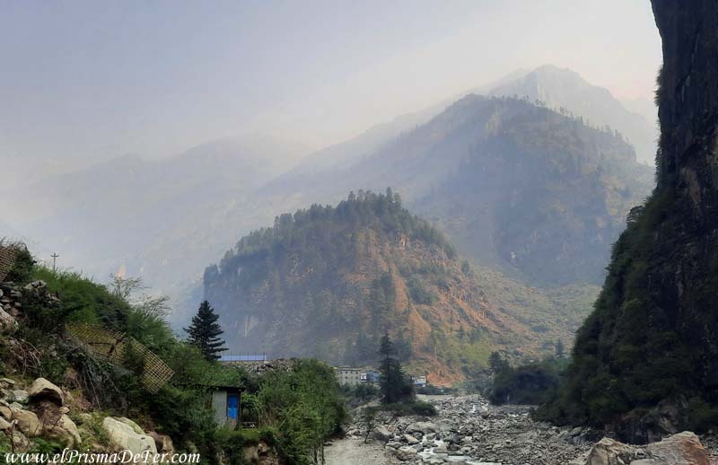 Donde el valle gira a la izquierda, entre Dharapani y Chame - Circuito Annapurna
