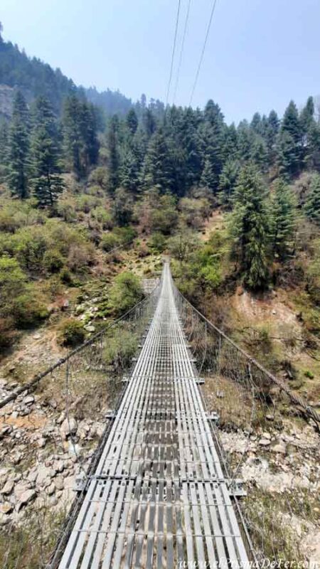 Cruzando uno de tantos puentes colgantes en Nepal