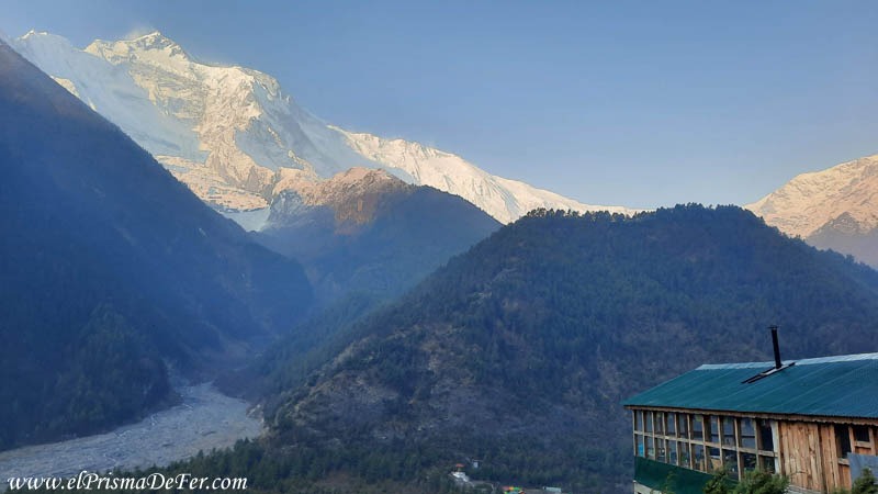 Amanecer en Upper Pisang tras la lluvia