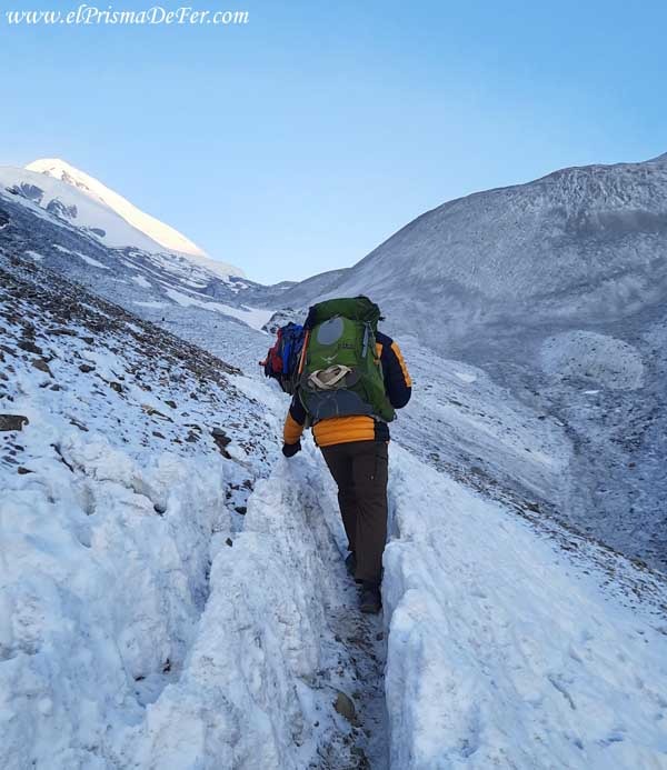 Uno de los pocos tramos con nieve, antes de llegar al paso Thorong La - Nepal
