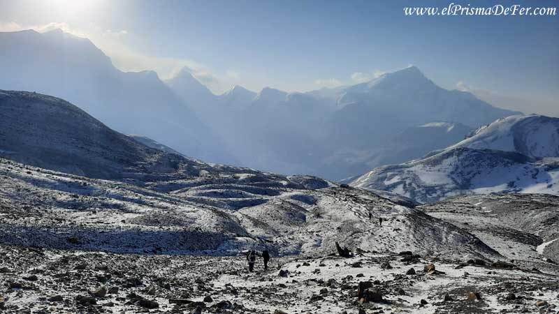 Camino nevado antes de llegar a cruzar el paso Thorong La - Circuito Annapurna