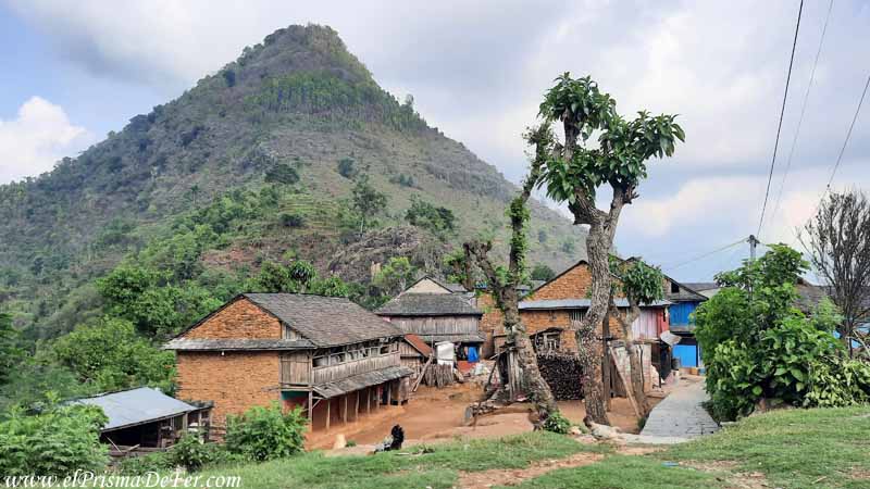 Pueblo de Ramkot junto a su prominente colina - Nepal