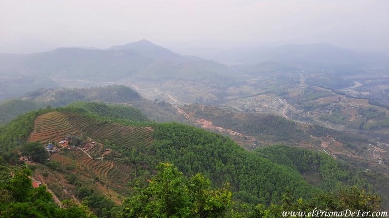Mirador de Bandipuer hacia la cordillera del Himalaya cubierto por humo