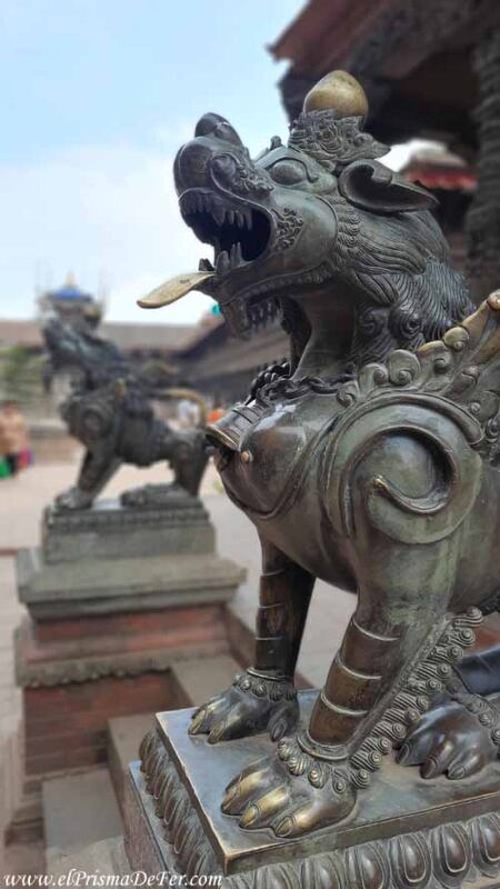 Figuras antiguas en el templo de Nyatapola