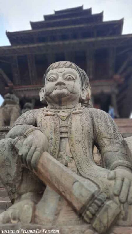 Figuras en el ingreso al templo