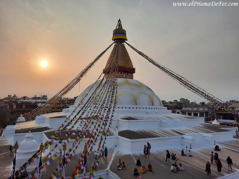 Vista de la Boudhanath Stupa al atardecer desde un cafe