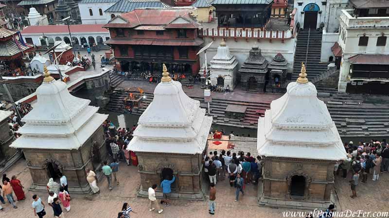 Preparación de la ceremonia aarti en el Templo Pashupatinath - Kathmandu
