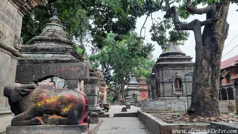 Templos menores dentro del predio Pashupatinath