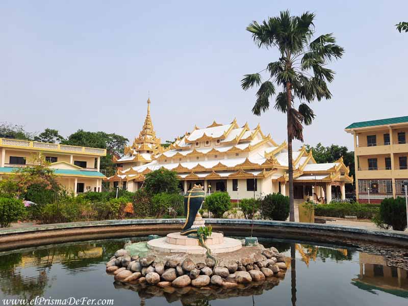 Templo dorado de Myanmar - Lumbini